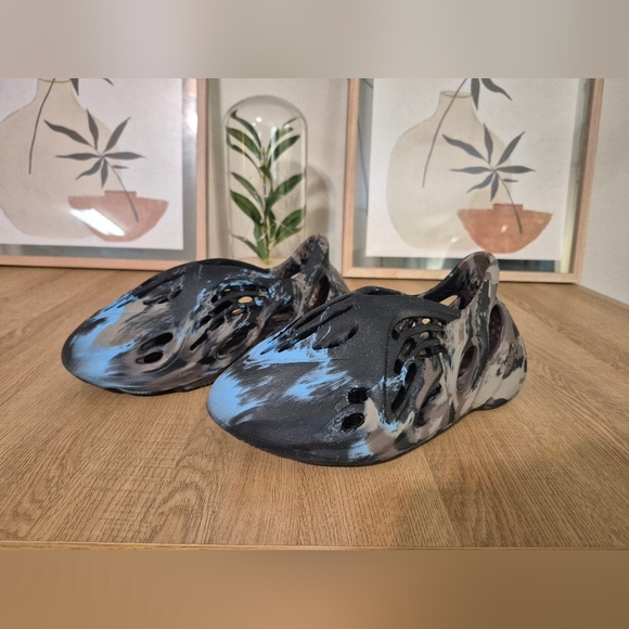 Yeezy  Foam Runner Black and Blue - Picture 1 of 5